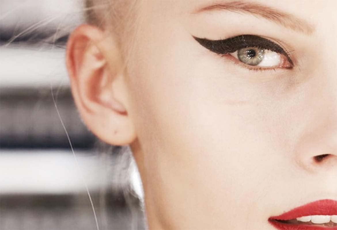 Para aprender cómo hacerte la raya del ojo si lo tienes almendrado hazte un rabillo alargado con los eyeliners Matte Signature de L’Oréal Paris.